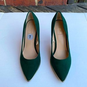 ANDREW MARC EMERALD GREEN SEUDE STILETTO HEELS ACCENTED WITH GOLD TRIM
